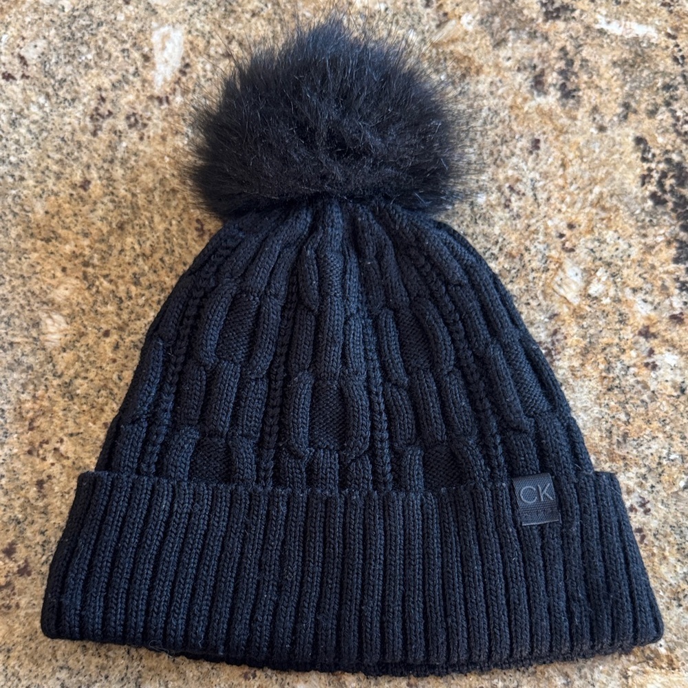 Calvin Klein Black Cable Knit Ribbed Cuffed Pom Pom Fleece Lined Pom Pom Hat.